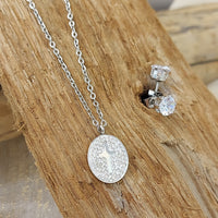 INEVA-PARRURE EN ACIER INOXYDABLE-PARRURE DANS UN COFFRET PAS CHER-ENSEMBLE COLLIER PENDENTIF PASTILLE OVALE CERTI DE STRASS AVEC CROIX ET PAIRE DE BRILLANT BOUCLE D OREILLE- ENSEMBLE COLLIER BO ET PENDANTIF OVALE MOTIF CROIX ARGENTE-PARRURE COLLIER PENDENTIF CROIX SUR PASTILLE BLANCHE ET BRILLANT-PARRURE BIJOUX PAS CHERES SUR CARRY