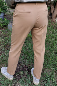 Pantalon city femme vue de dos deux fausses poches arrière revers sur le bas longueur sept huitième coloris et cru sur Carry-le-Rouet