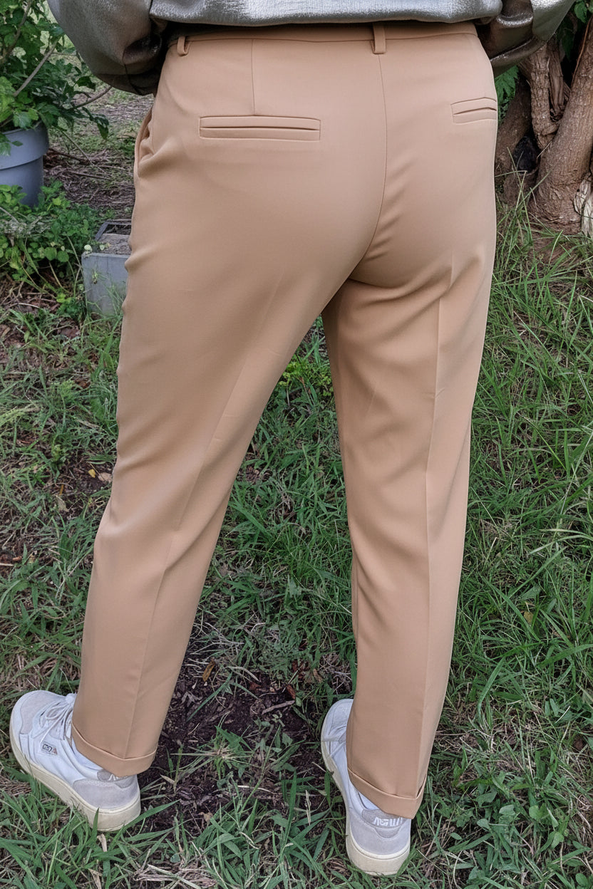 Pantalon city femme vue de dos deux fausses poches arrière revers sur le bas longueur sept huitième coloris et cru sur Carry-le-Rouet