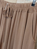 Détail de la taille élastiquée, du cordon et de la poche latérale du pantalon grande taille Marlo camel
