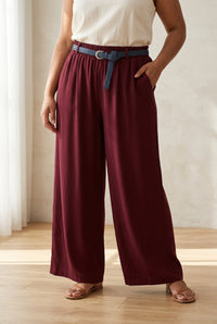 Pantalon large Remi bordeaux porté de face, taille élastiquée avec ceinture et jambes droites
