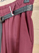 Détail de la poche latérale, de la taille élastiquée et de la ceinture tressée du pantalon Remi bordeaux
