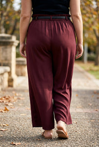 Pantalon large Remi bordeaux porté de dos par une personne de taille 44, avec taille élastiquée et ceinture
