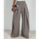 Femme portant le pantalon palazzo Issa beige taille élastique jambes évasées