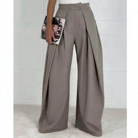 Femme portant le pantalon palazzo Issa beige taille élastique jambes évasées