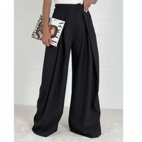 Femme portant le pantalon palazzo Issa noir fluide jambes évasées