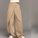 Pantalon Izzy fluide portefeuille beige porté - taille élastique et jambes évasées