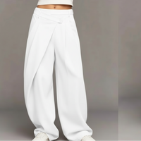 Pantalon Izzy fluide portefeuille blanc porté - taille élastique et jambes évasées sur carry le rouet