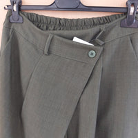 Pantalon Izzy fluide portefeuille - détail avant de la pince asymétrique 