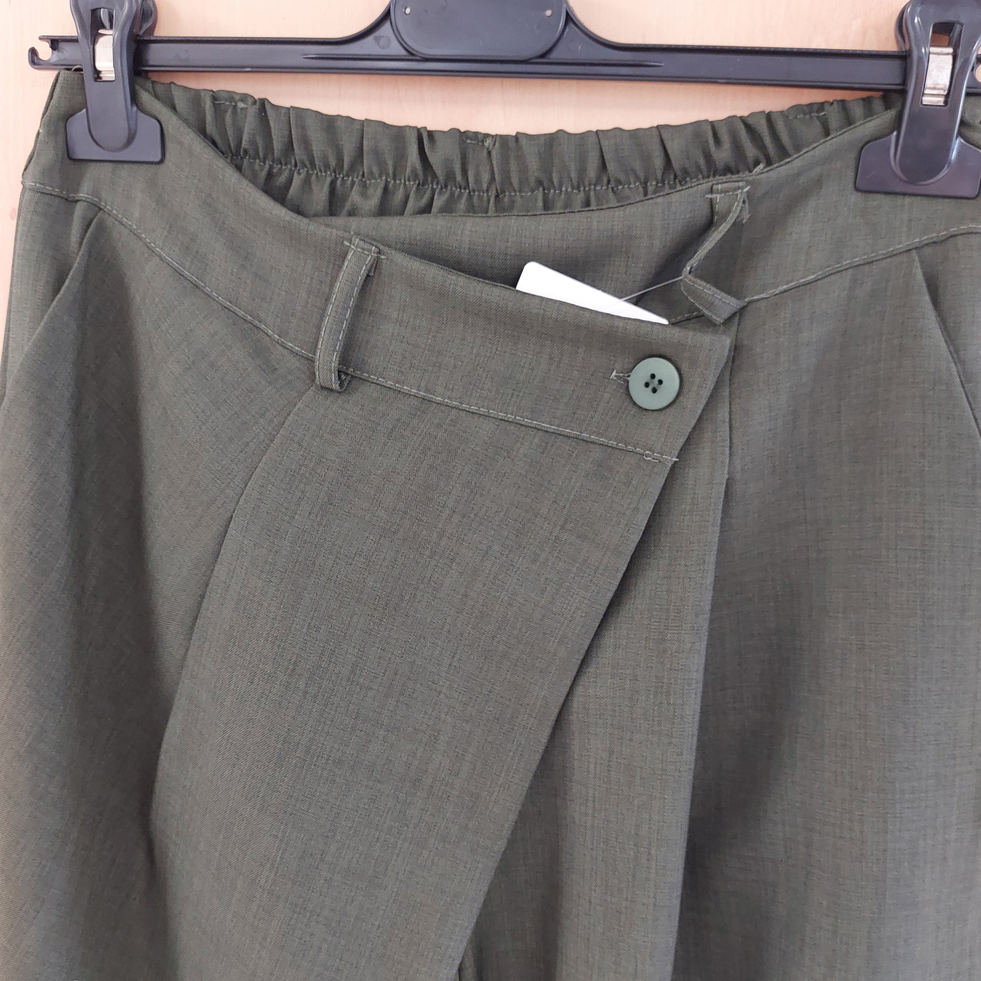 Pantalon Izzy fluide portefeuille - détail avant de la pince asymétrique 