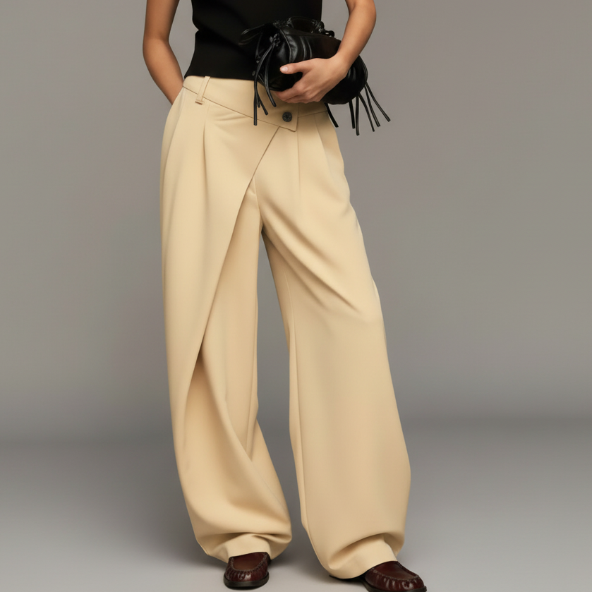 Pantalon Izzy fluide portefeuille vanille porté de façon loose chic sur des mocassins - taille élastique et jambes évasées