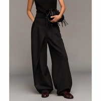 Pantalon Izzy fluide portefeuille noir porté - taille élastique et jambes évasées