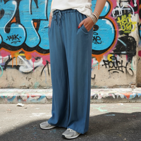 Pantalon Jordan fluide tencell – vue face porté avec des baskets et un tee-shirt blac, taille élastiquée, coupe ample femme