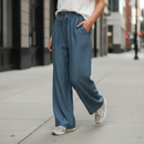 Pantalon Jordan fluide tencell foncé – vue face porté et en mouvement, taille élastiquée, coupe ample femme