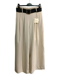 Pantalon beige vue de face avec focus sur les jambes évasées