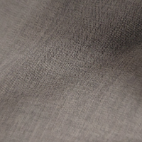 Détail du tissu gris montrant la qualité
