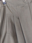 Détail des pinces et de la fausse poche du pantalon palazzo Lois kaki, porté avec des baskets
