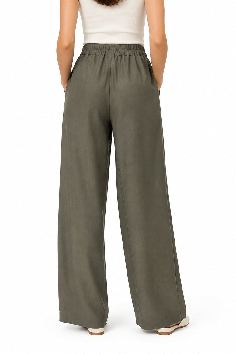 Pantalon palazzo Lois noir porté avec des baskets, made in Italy
