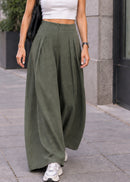Pantalon palazzo Lois kaki porté avec des baskets, made in Italy
