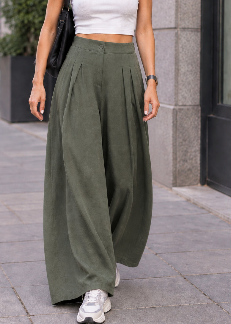 Pantalon palazzo Lois kaki porté avec des baskets, made in Italy
