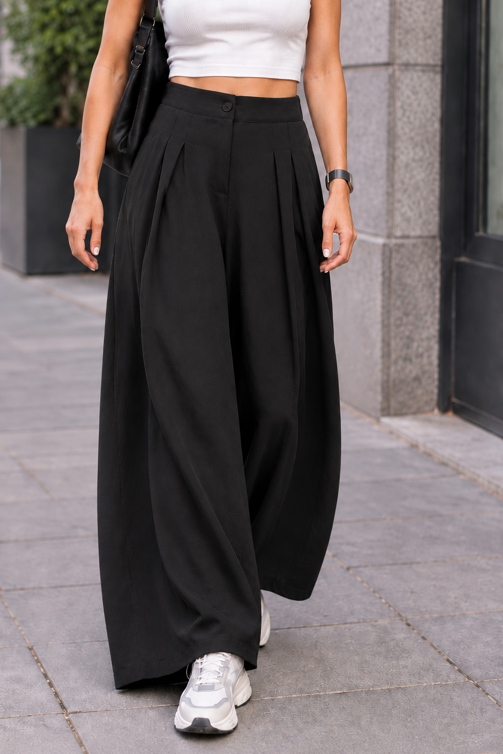 Pantalon palazzo Lois noir porté avec des baskets, made in Italy
