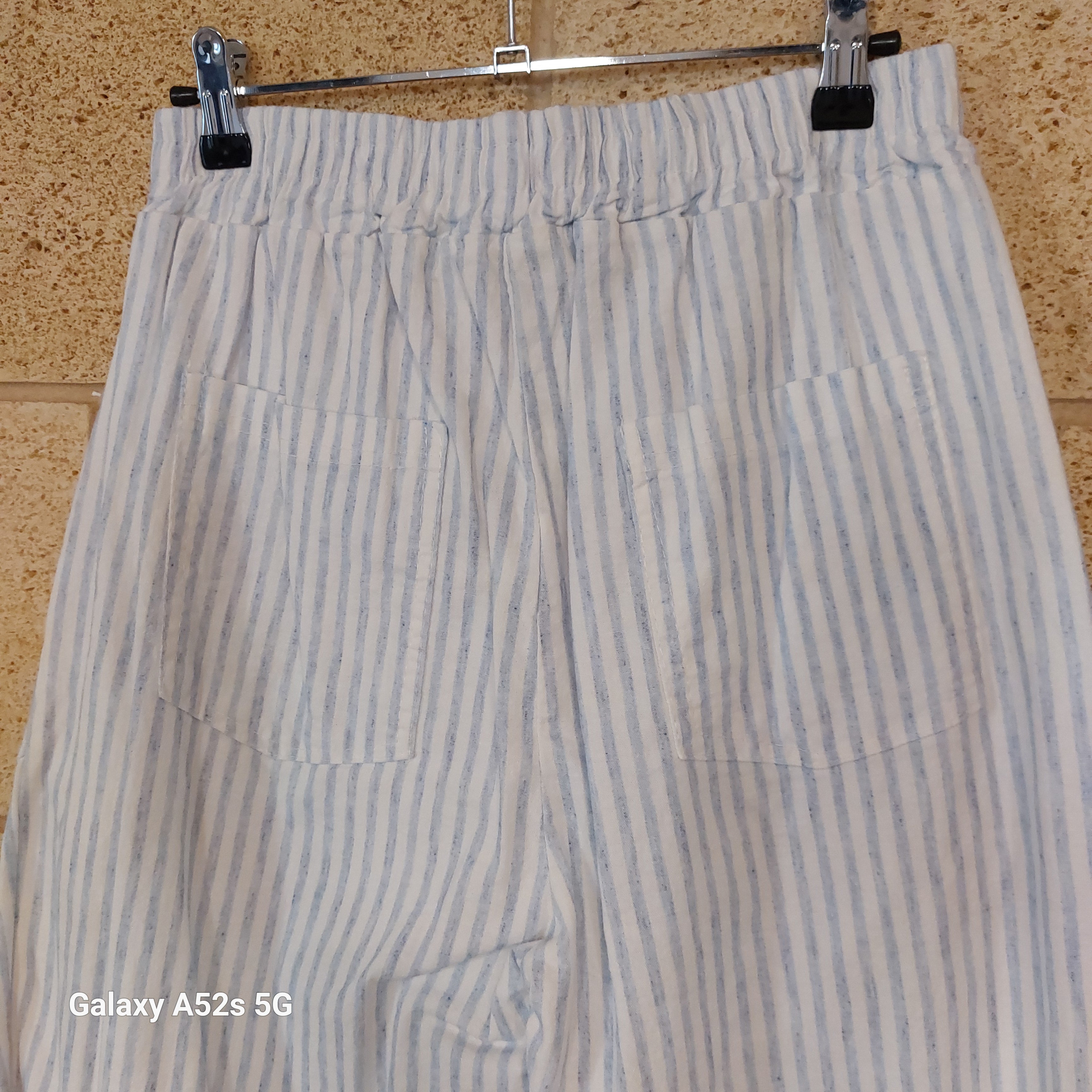 Détail poches arrières pantalon ballon Mao bleu ciel coton lin - ineva