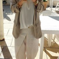 Femme portant le pantalon Mao bleu ciel ballon rayé look chic - ineva