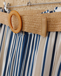 Gros plan ceinture raphia tressée boucle ronde Pantalon Olaf – tissu viscose rayures bleu marine blanc et ecru, taille élastiquée
