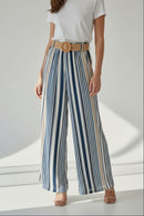 Pantalon palazzo Olaf rayures bleu marine et ecru porté par une femme – ceinture large raphia tressée boucle ronde, coupe ample fluide
