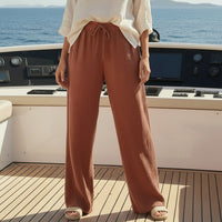 Pantalon Roman en gaze de coton coloris terracotta, il est élastiqué à la taille et de coupe large pour la jambe