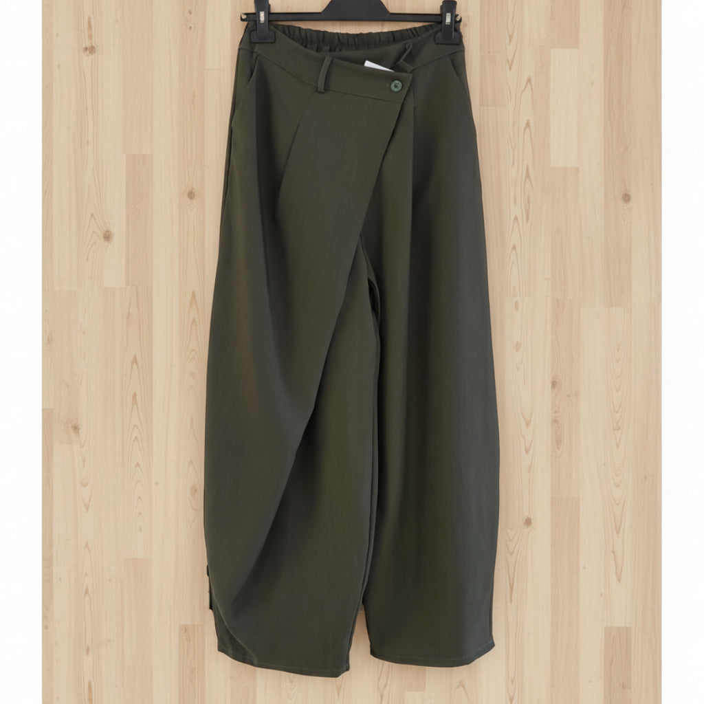 Pantalon Izzy fluide portefeuille noir sur cintre - vue produit suspendu 