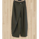 Pantalon Izzy fluide portefeuille noir sur cintre - vue produit suspendu 