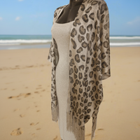 paréo en filet brillant et extensible coupe poncho ouvert devant et finition franges sur le bas. celui ci est porté sur une robe mais il peut aussi etre porté sur un maillot de bain. coloris  brillant sur carry le rouet