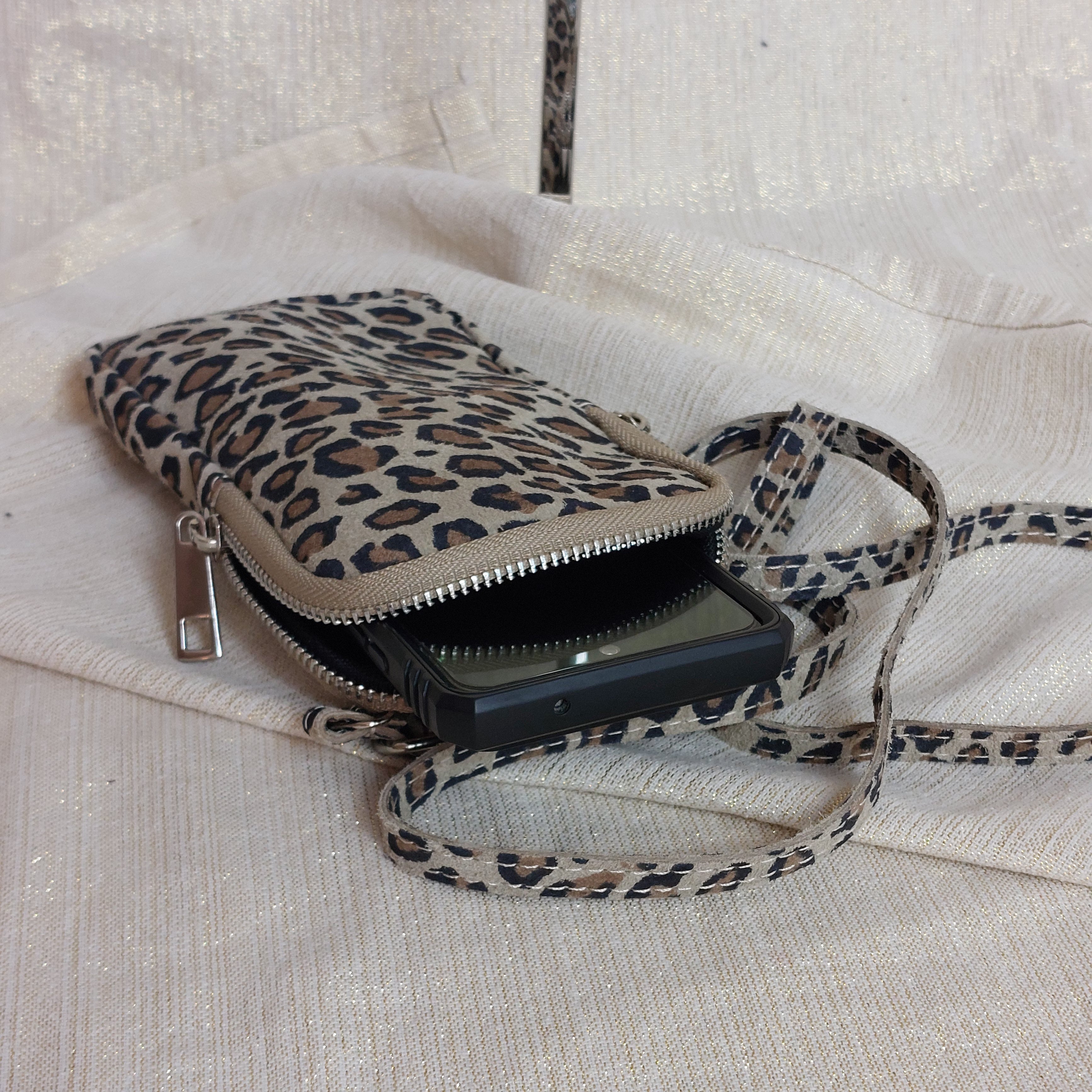 Sacoche Addol - Pochette Cuir Nubuck Imprimé Fauve avec Bandoulière