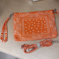 Pochette Mando orange – détail tissu synthétique imprimé bandana