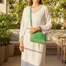 Pochette Mando verte portée en bandoulière – style urbain femme