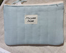 pochette en tissu matelasse de 20 cm sur 14 cm imprime vichy vert et blanc avec messge mes petits secrets sur une face. fermeture zip sur le dessus