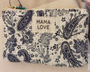 Mini pochette en tissu matelasse de 16 cm sur 10 cm imprime cachemir marine et blanc avec message mama love sur une face. fermeture zip sur le dessus