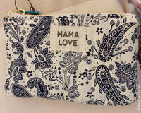 Mini pochette en tissu matelasse de 16 cm sur 10 cm imprime cachemir marine et blanc avec message mama love sur une face. fermeture zip sur le dessus