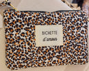 Mini pochette en tissu matelasse de 16 cm sur 10 cm imprime léopard avec messge bichette d'amour sur une face. fermeture zip sur le dessus