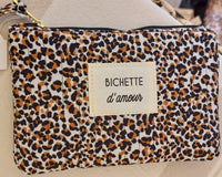 Mini pochette en tissu matelasse de 16 cm sur 10 cm imprime léopard avec messge bichette d'amour sur une face. fermeture zip sur le dessus