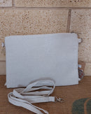 Dos de la Pochette Nandi blanc nacré – vue de la bandoulière réglable et de la dragonne, finitions argentées
