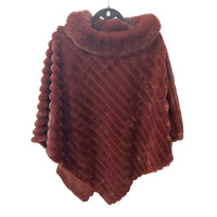 Poncho Lili fausse fourrure avec col fourreau et coupe en pointe - style bohème-chic et confort enveloppant
