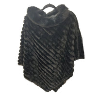 Détail poncho Lili fausse fourrure - texture douce et coupe asymétrique en pointe
