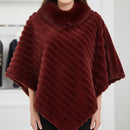 Femme portant le poncho Lili en fausse fourrure - élégance bohème et chaleur douce
