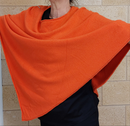 Poncho Zakaria orange en maille stretch col bateau - Vue de face
