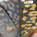 Détail motif léopard doré et argent - 2 coloris portefeuille Vendasléo