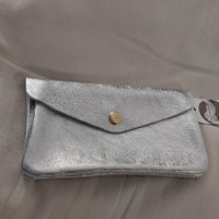 Portefeuille Tomar cuir irisé argent - format compact et style raffiné élégant
