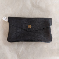 Portefeuille femme cuir grainé noir RABAT fermé - Vue principale texture cuir naturel