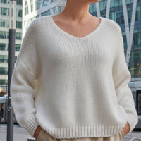 Détail col V du pull Antoine femme en maille douce
